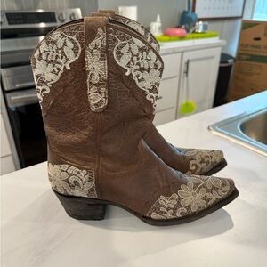 Lane Brown Embroidered Floral Lace Snip Toe western Cowboy boots 9 women's.